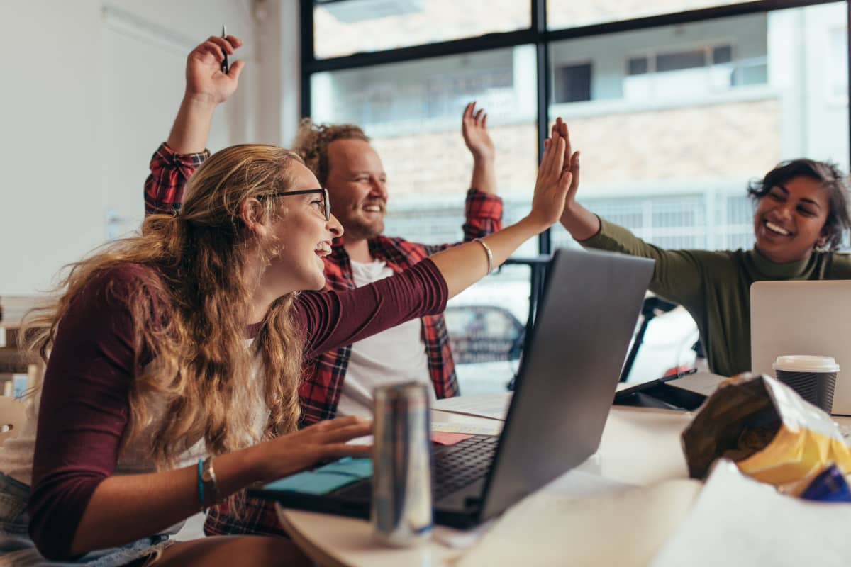 Equipo diverso de una empresa emergente o startup