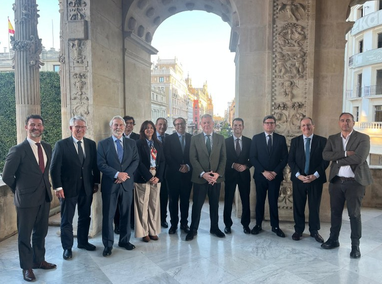 El Alcalde de Sevilla, José Luis Sanz, y el Delegado de Economía, Álvaro Pimentel, con la junta directiva del Círculo de Empresarios de Sevilla TechPark en el encuentro institucional realizado en el Ayuntamiento de Sevilla.